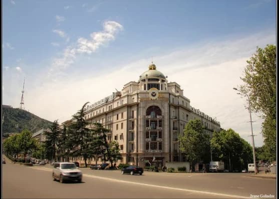 Urgently For rent 4-room apartment on Mtatsminda, in Tbilisi
