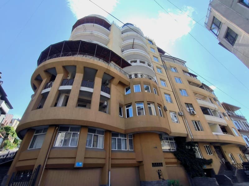 Titsian Tabidze St, 106-108